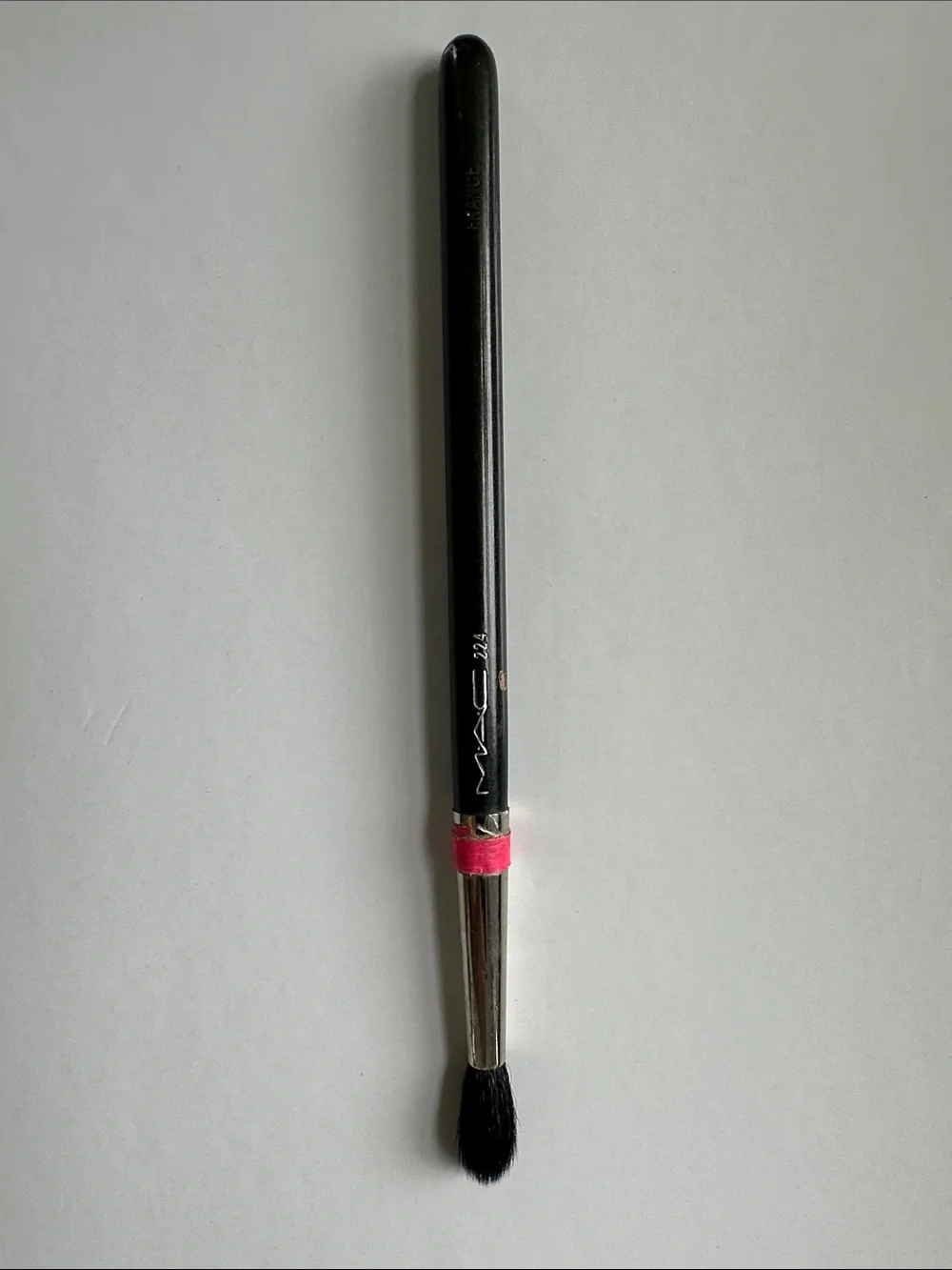 MAC Cosmetics 224 Tapered Blending Brush — Black Handle with Pink Accent